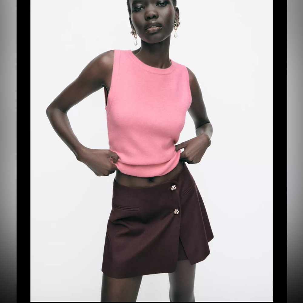 NWT - RAISED BUTTON SKORT